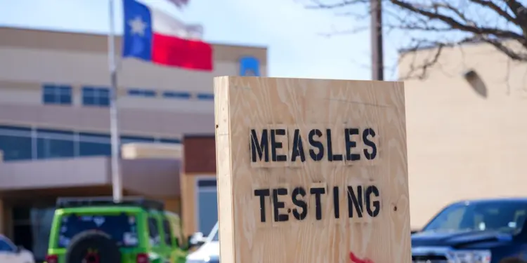 As measles outbreaks grow in the U.S., maps and charts show a record number of cases