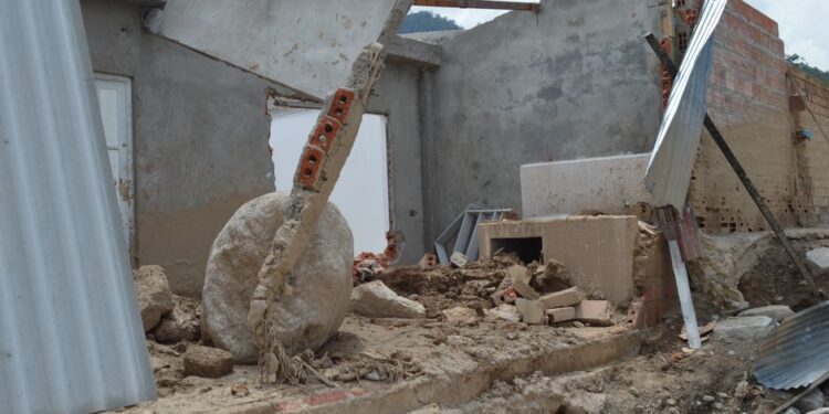Colombia Appeals to Trump Amid Earthquake and Tariff Crisis