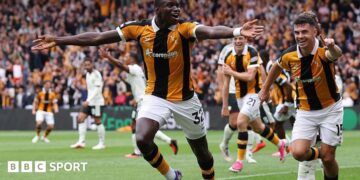 Hull City 2-0 Manchester United: Assistant Dean Holden on Back Five Tactics