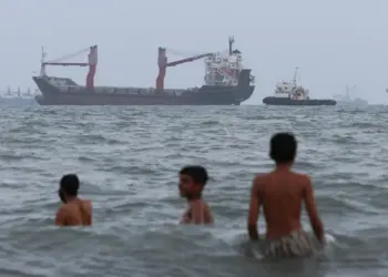 Iran and Oman Edge Toward Temporary Strait of Hormuz Reopening Plan, But Tehran Insists U.S. Lift Blockade
