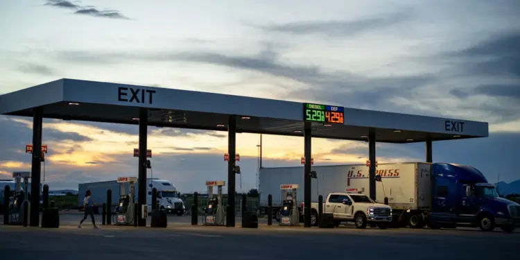 Low Oil Prices Now ‘Goal Number One’ in Iran War, Vance Says, as U.S. Threatens New Economic Pressure
