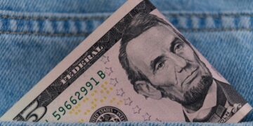 US Dollar Collapse Sparks Iranian Rial Crisis, Price Inflation Soars