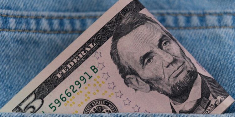 US Dollar Collapse Sparks Iranian Rial Crisis, Price Inflation Soars