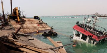 US-Iran War Intensifies: Yemen Port Suspends Operations Amidst Hormuz Stalemate