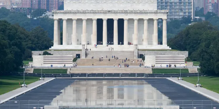 White House Grapples with New Reflecting Pool Case Against David Hearn
