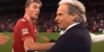Bizarre post-match moment Hojlund pushes Jorge Jesus over Ronaldo saga