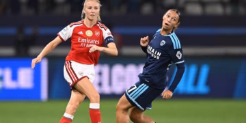 Leah Williamson concedes bizarre penalty as Arsenal throw away lead