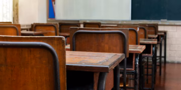 Study finds pupils in poorer schools more likely to fall behind in grade 3