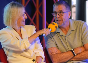 Sutton pokes fun at 'dating' co-hosts Mark Chapman and Kelly Cates